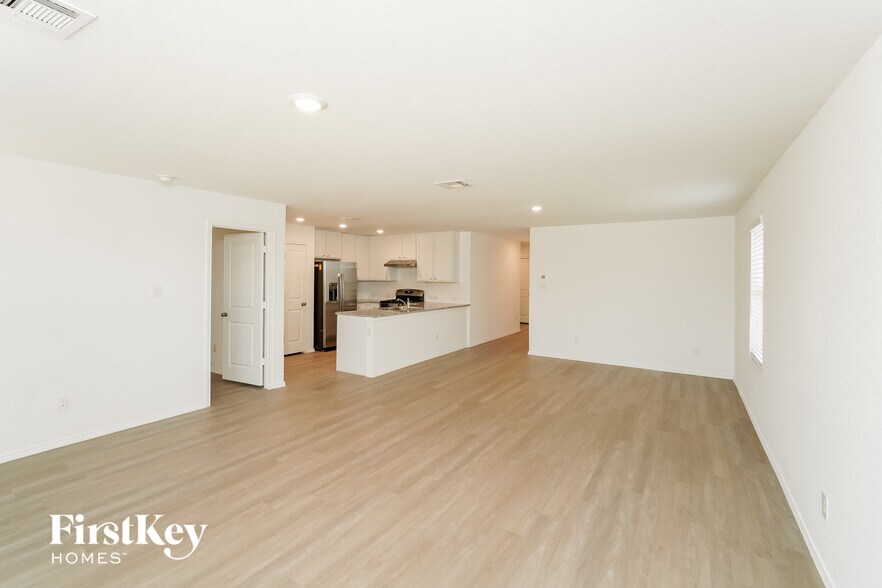 Building Photo - 10723 Vinateros Dr