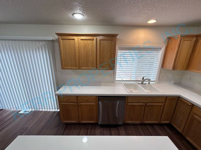 Building Photo - Spacious 4-Bed Oasis with 2.5 Baths in Cla...