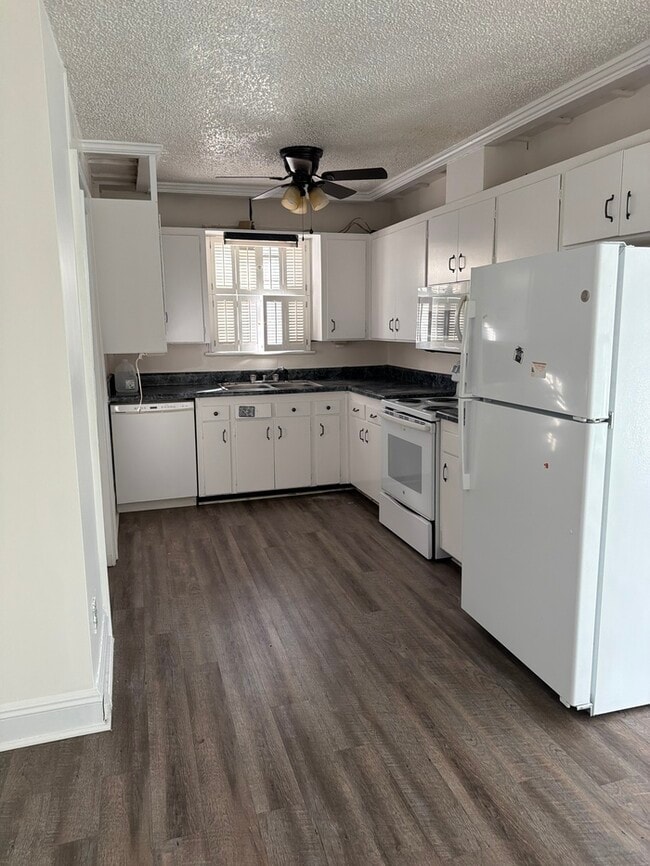 Building Photo - 427 Cedar St