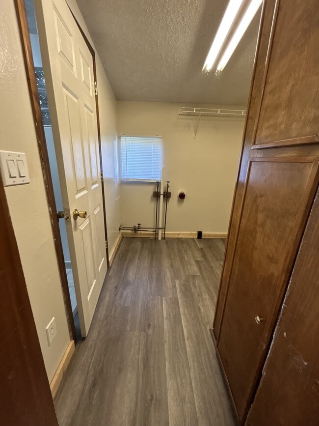 Building Photo - 411 W 9th St