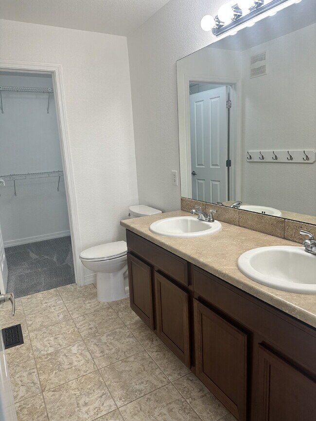 Building Photo - "Charming 2-Bed Townhouse Retreat with 2.5 Baths in Lochbuie – Spacious 1312 Sq. Ft. Living!"