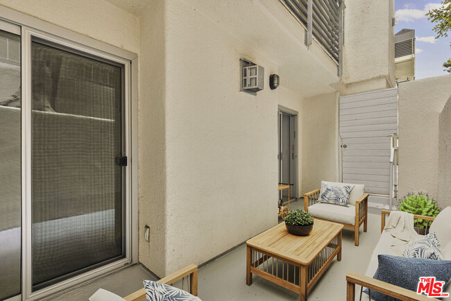 Building Photo - 1129 Larrabee St
