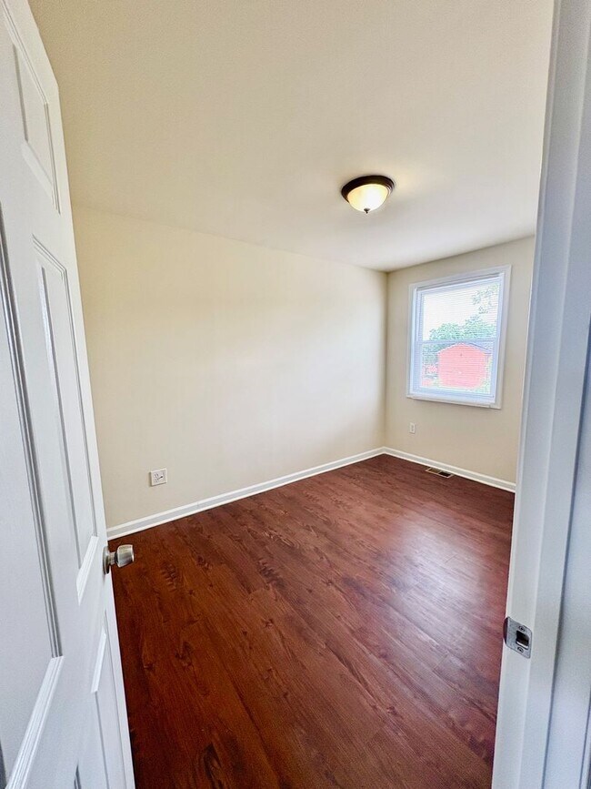 Building Photo - Spacious 4-Bedroom Townhome – Newly Renova...