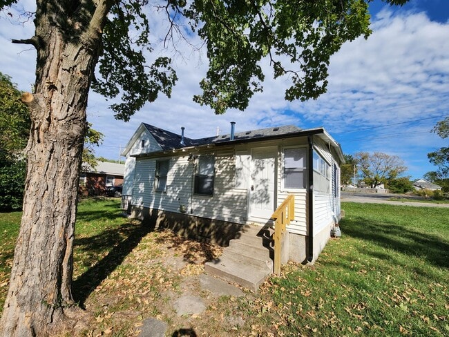 Building Photo - Spacious 3-Bedroom, 1-Bathroom Home AVAILA...