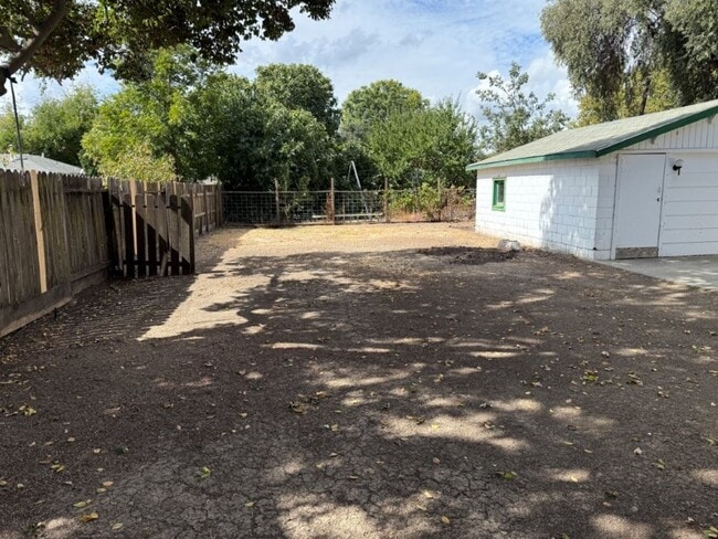 Building Photo - Rare 2 Bedroom Home Downtown Dixon *Star R...
