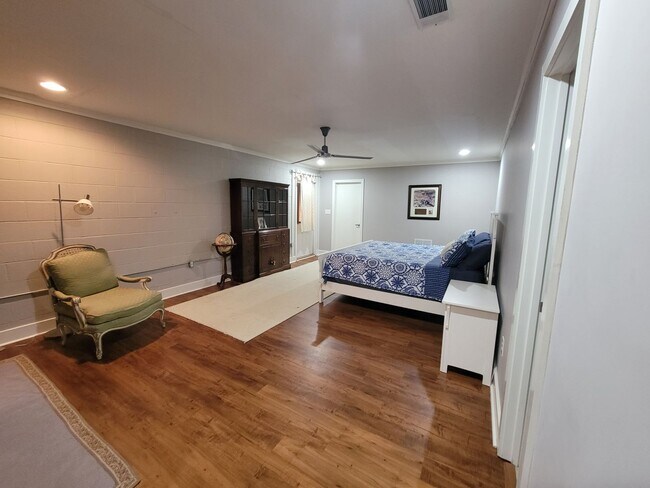 Building Photo - Massive 3 bed 3 bath on Boulevard!