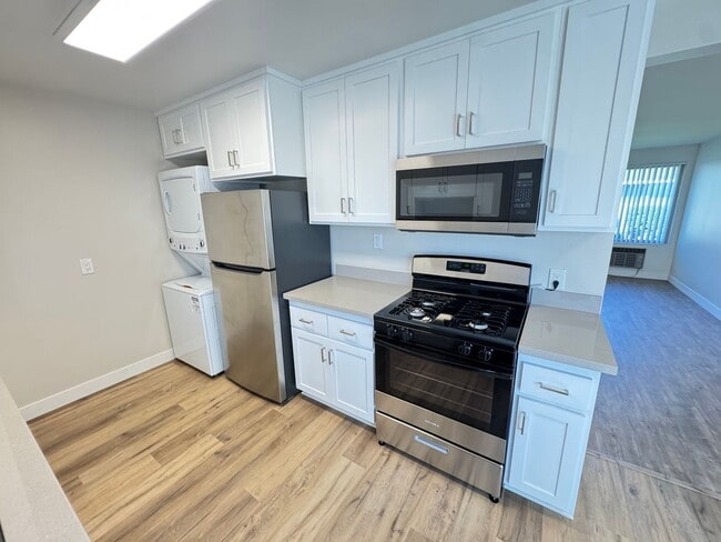 Building Photo - Charming 1 Bedroom unit, completely remode...