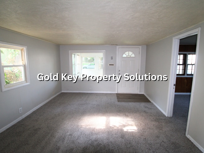 Building Photo - Meadowbrook 2 BR 1 BA House with 1-Car Gar...