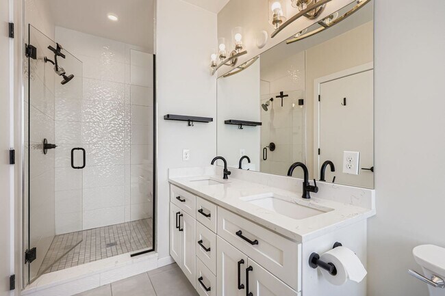 Building Photo - Modern 2bed/2 Bath in the Heart of Denver!