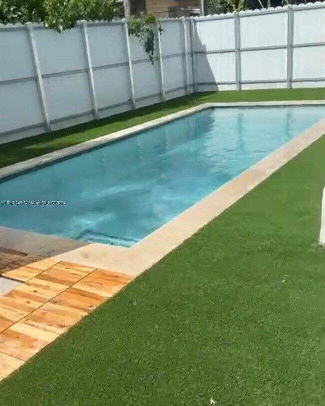 Building Photo - 6848 N Miami Ave