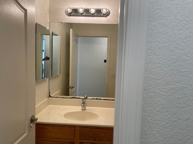 Building Photo - 6831 S 33rd Dr