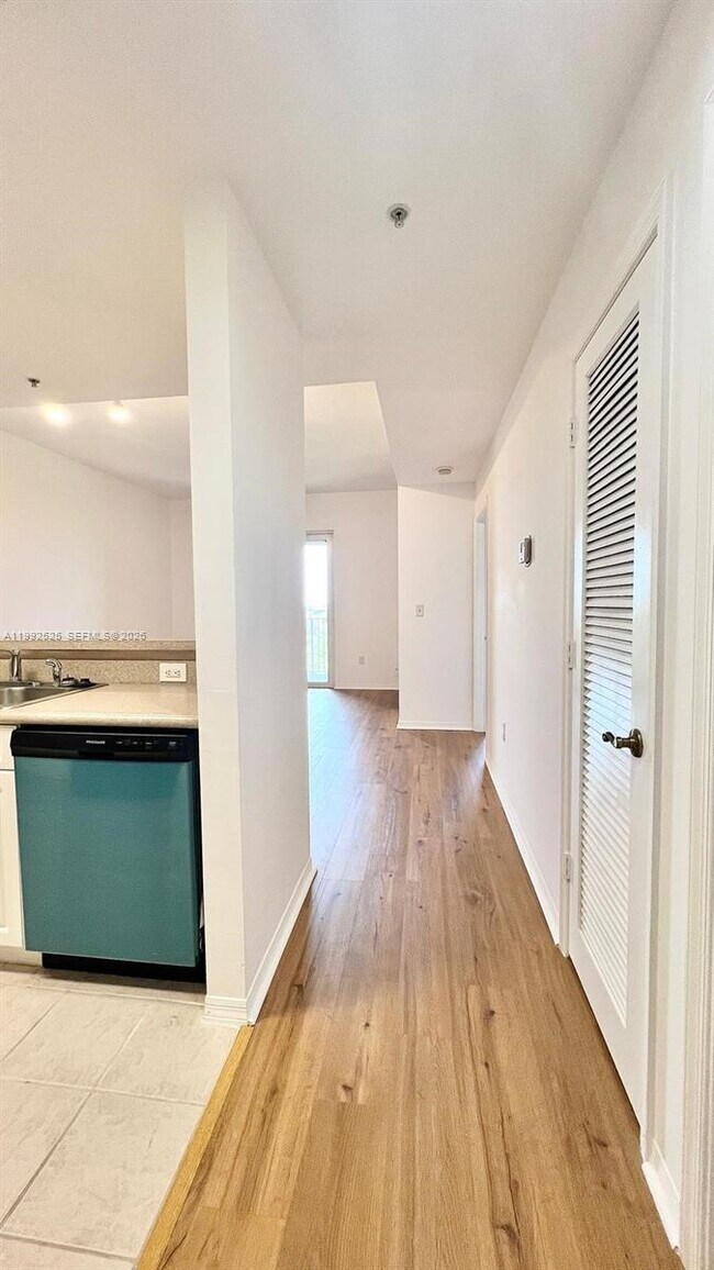 Building Photo - 1203 Town Center Dr