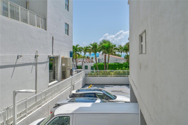 Building Photo - 2457 Collins Ave