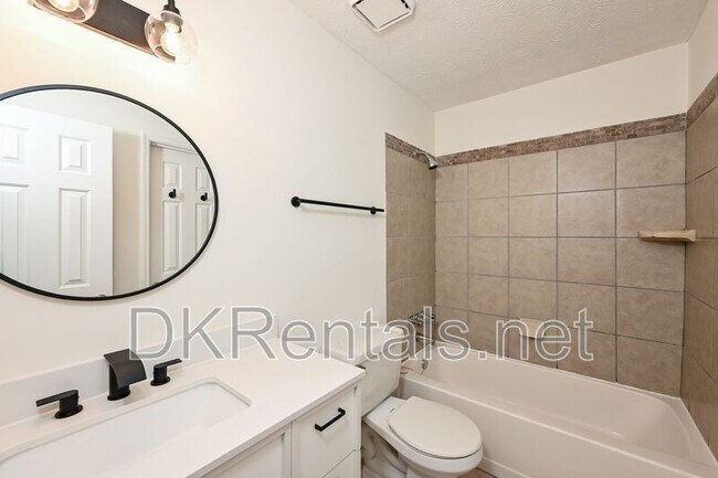 Building Photo - 201 Lenox Way NE