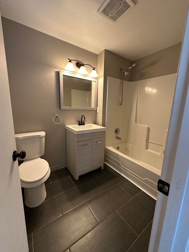 Building Photo - Rockingham Duplex- Northeast Salem