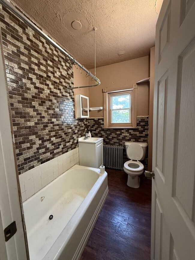 Building Photo - Comfortable 3BR Home Near Transportation – Available Now