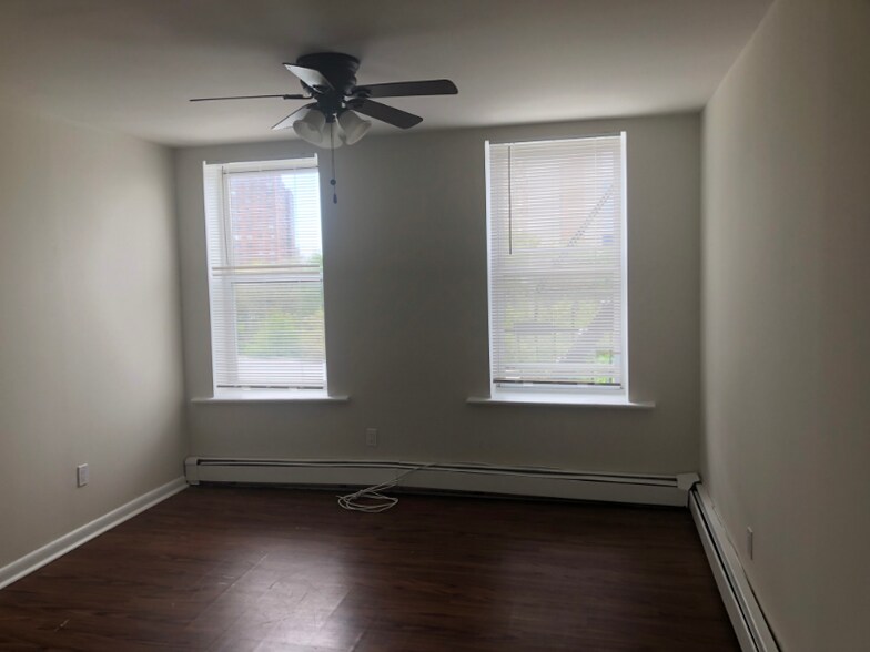 Building Photo - 251 Beacon Ave