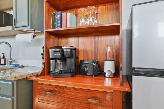 Building Photo - 304 Cliff Swallow Ave