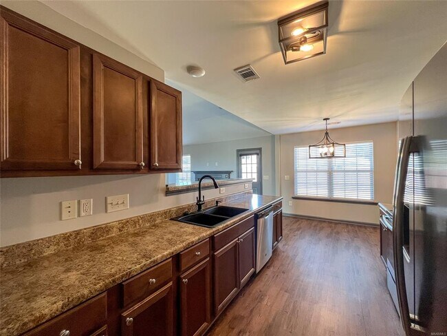 Building Photo - 583 Sunset Dr