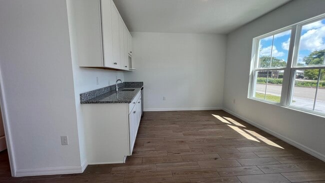 Building Photo - 1782 SW Bayshore Blvd