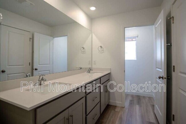 Building Photo - 2484 Wildwood Ln
