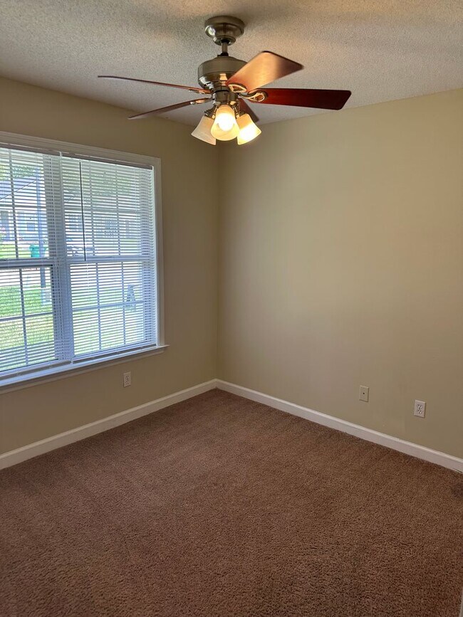Building Photo - 3 Bed 2 Bath