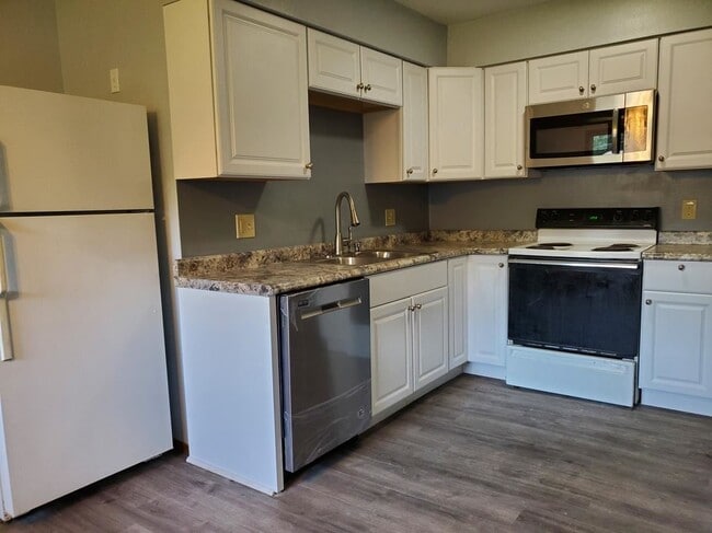Building Photo - 2418 Adler Cir