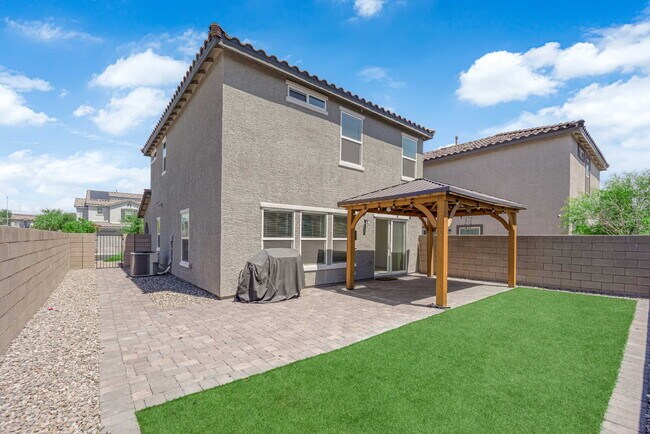 Building Photo - Don't miss out on this beautiful three-bed...