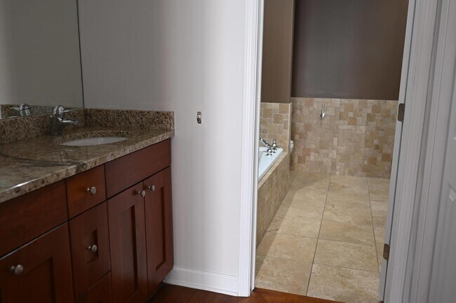 Building Photo - 529 N Racine Ave