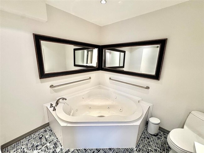 Building Photo - 4400 Hemingway Dr