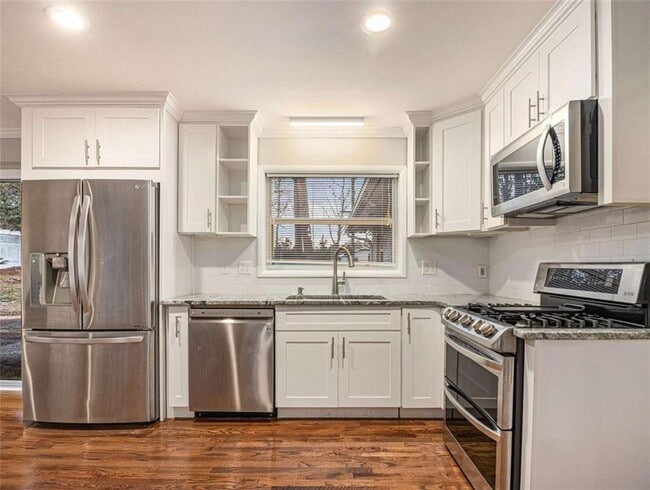 Building Photo - 3590 Cloudland Dr