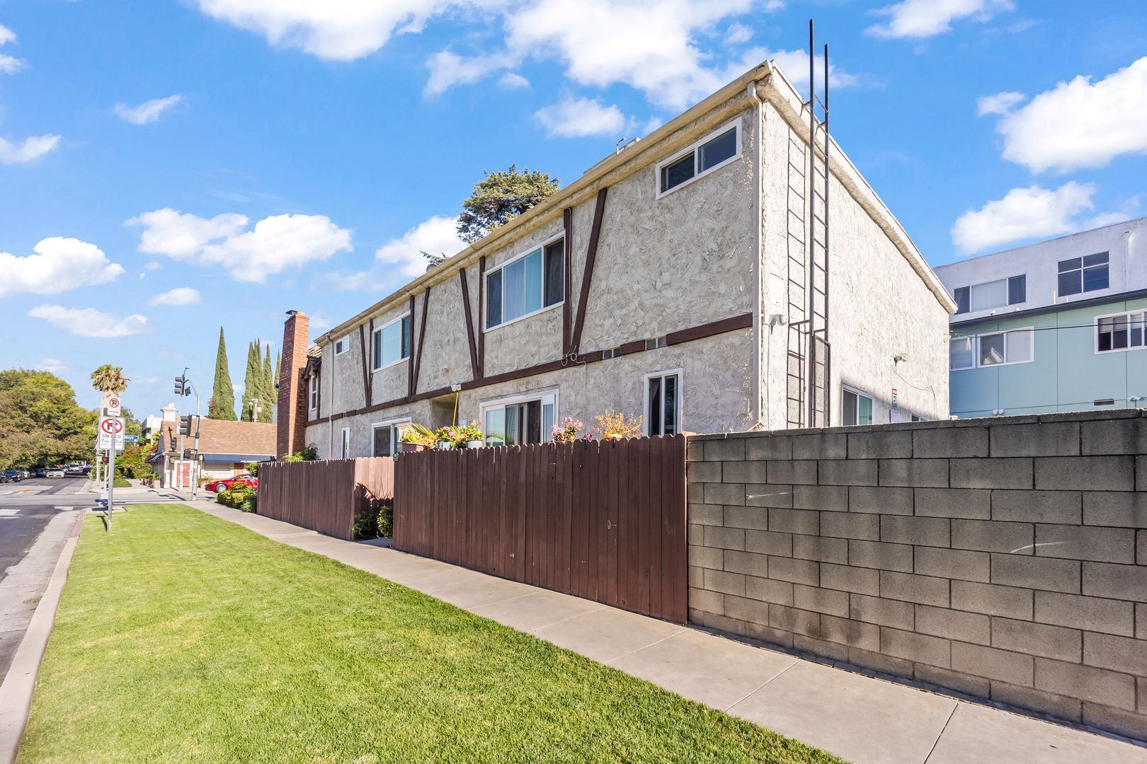 Building Photo - 4329 Van Nuys Blvd