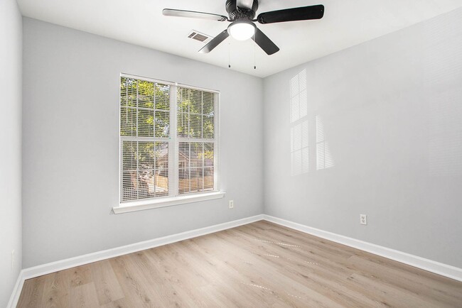 Building Photo - Newly Renovated 4/3 Near Beltline!