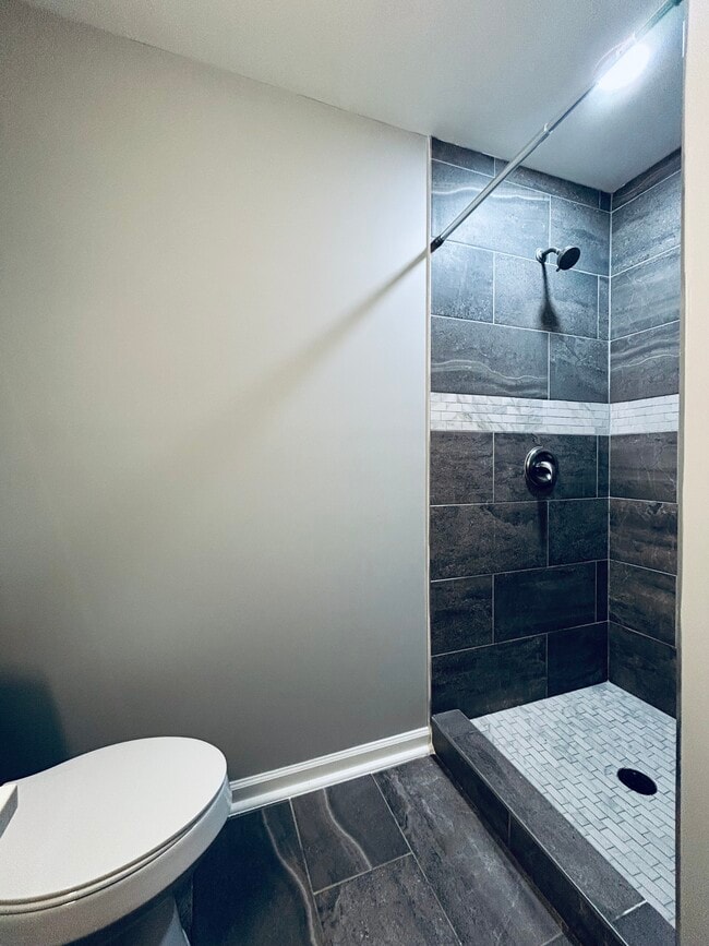 Building Photo - 1405 Leonard Ave