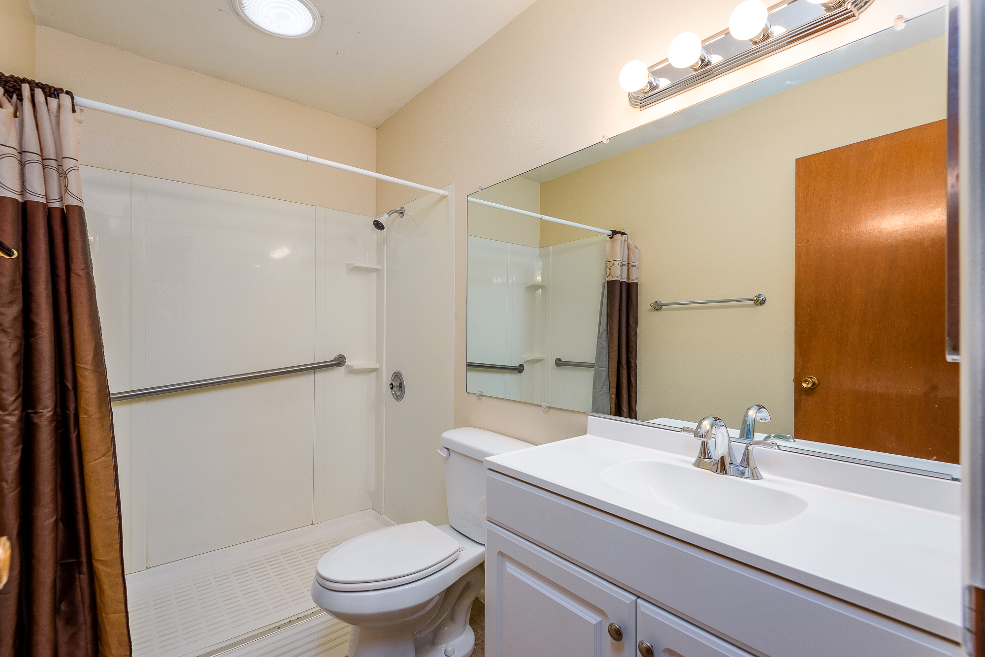 Guest bath - 11402 N 110th Dr