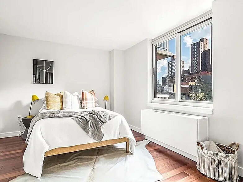 Building Photo - 206 E 95th St