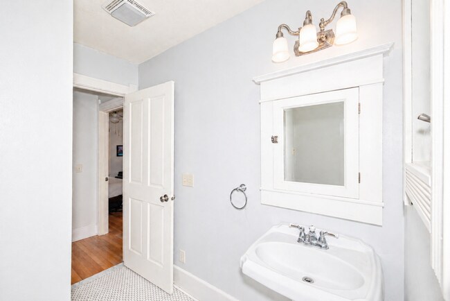 Building Photo - 114 E Johnson St