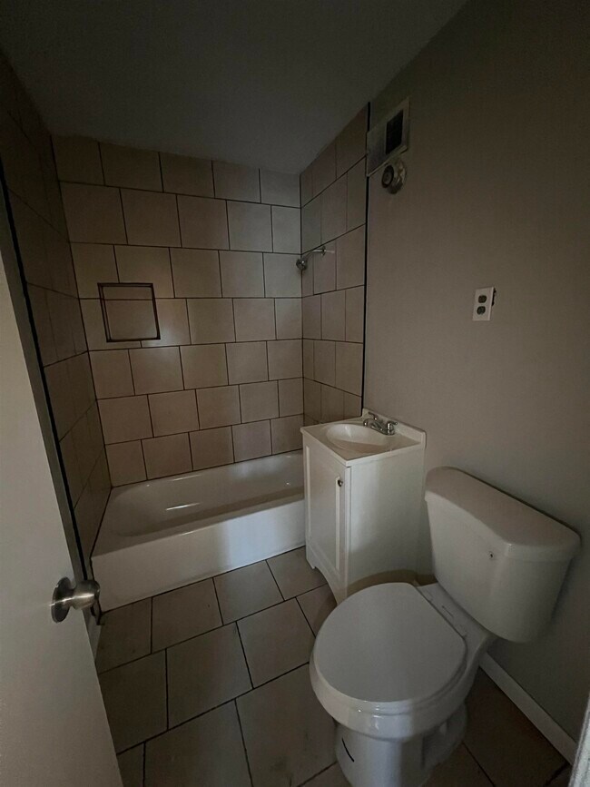 Building Photo - 318 Red Oak St