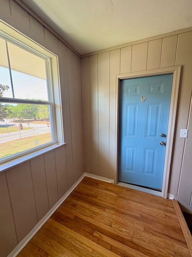 Building Photo - Newly Renovated Three Bedrooms Condo in South Windermere