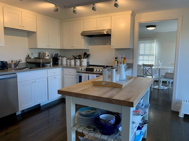 Building Photo - 31 Coggeshall Ave