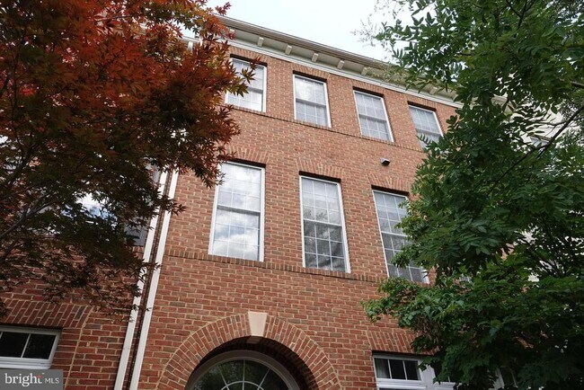 Building Photo - 1115 Crestfield Dr