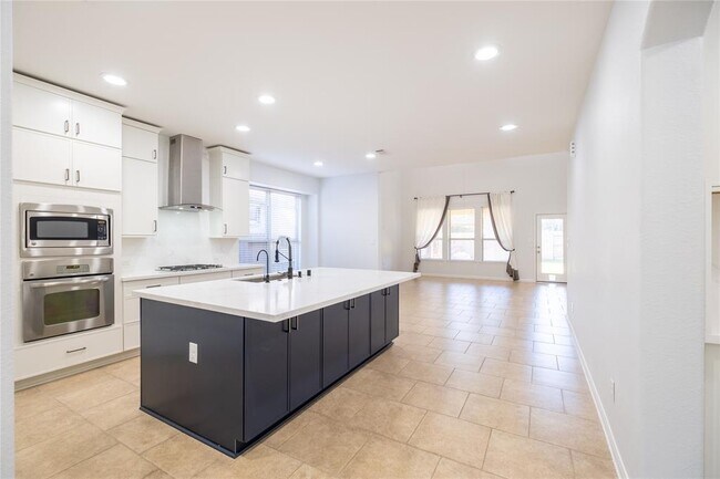 Building Photo - 17523 Quiet Shores Dr