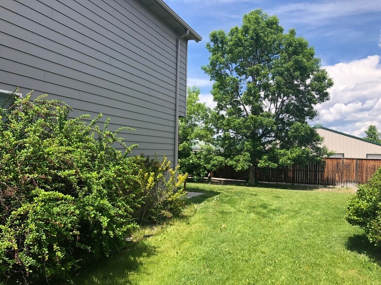 END UNIT OUTDOOR SPACE - 468 W Shore Dr