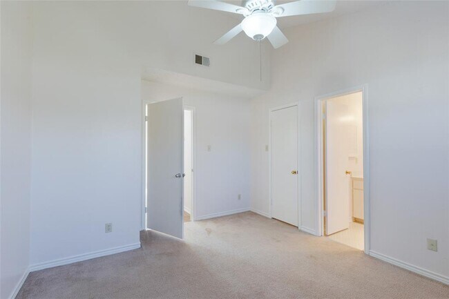 Building Photo - 706 W Lynn St