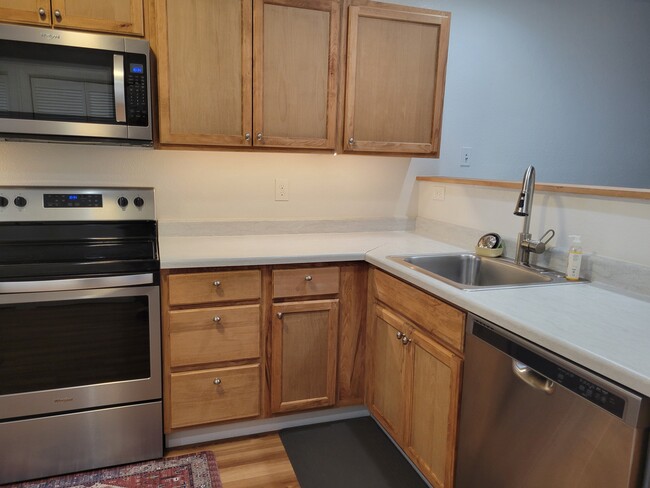 Large sink with disposal and Dishwasher - 323 E 13th St