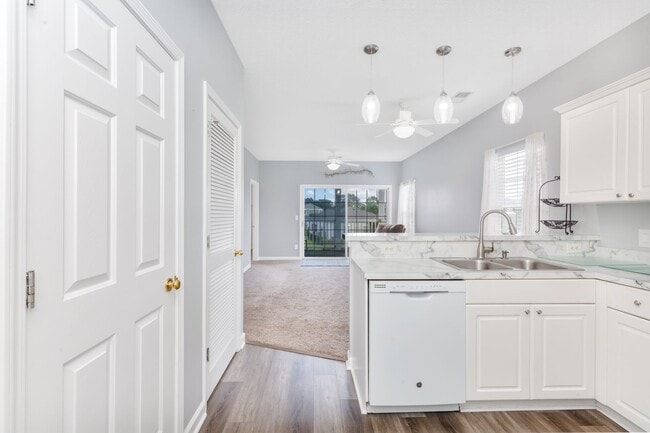 Building Photo - Cross Gate Villas - Perfect Location