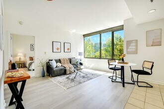 Building Photo - 260 King St