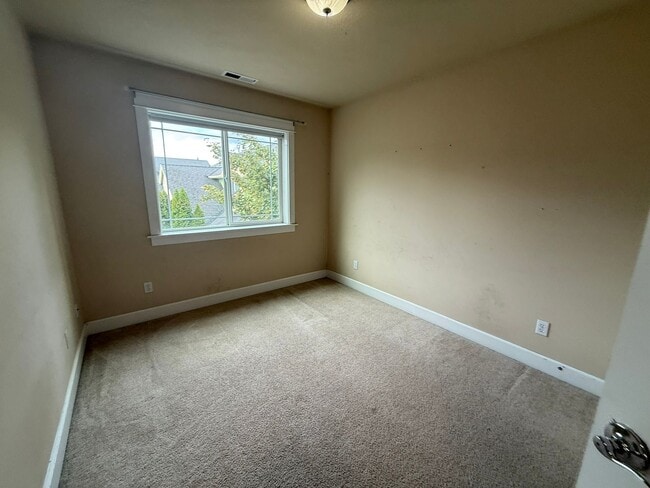 Building Photo - 3 Bedroom Home for Rent in Hood River
