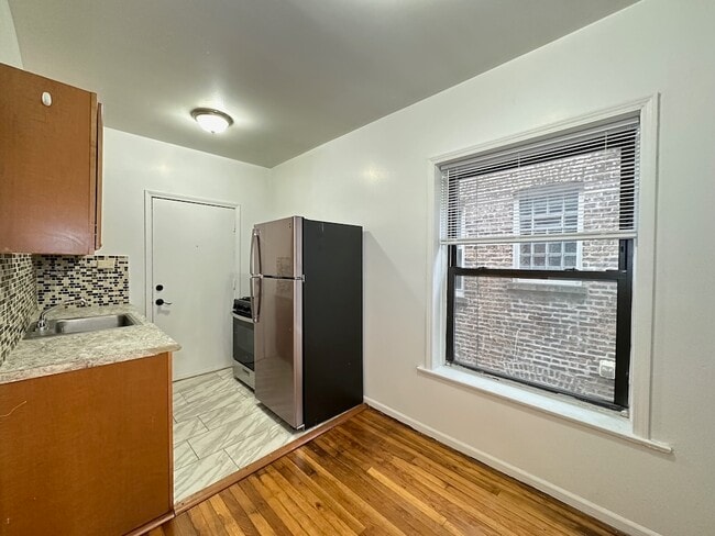 Building Photo - 933 W Sunnyside Ave