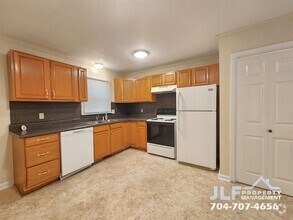 Building Photo - 2 Bed /1.5 Bath Duplex in Convenient Kanna...